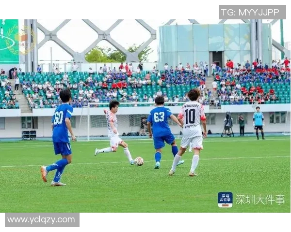 小球迷与足球球星击拳瞬间温暖人心传递激情与梦想